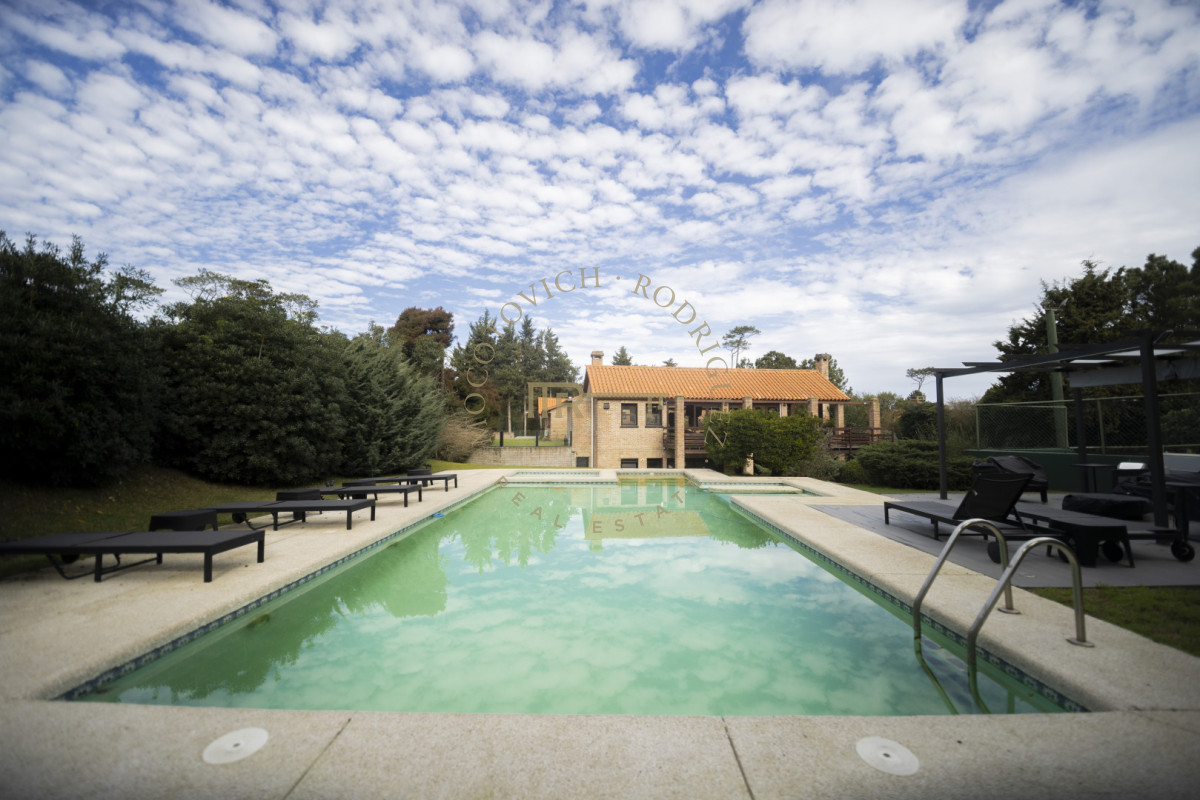 Casa ID.4630 - Casa en venta  9 dormitorios piscina barbacoa y cancha de padel. Punta del Este.