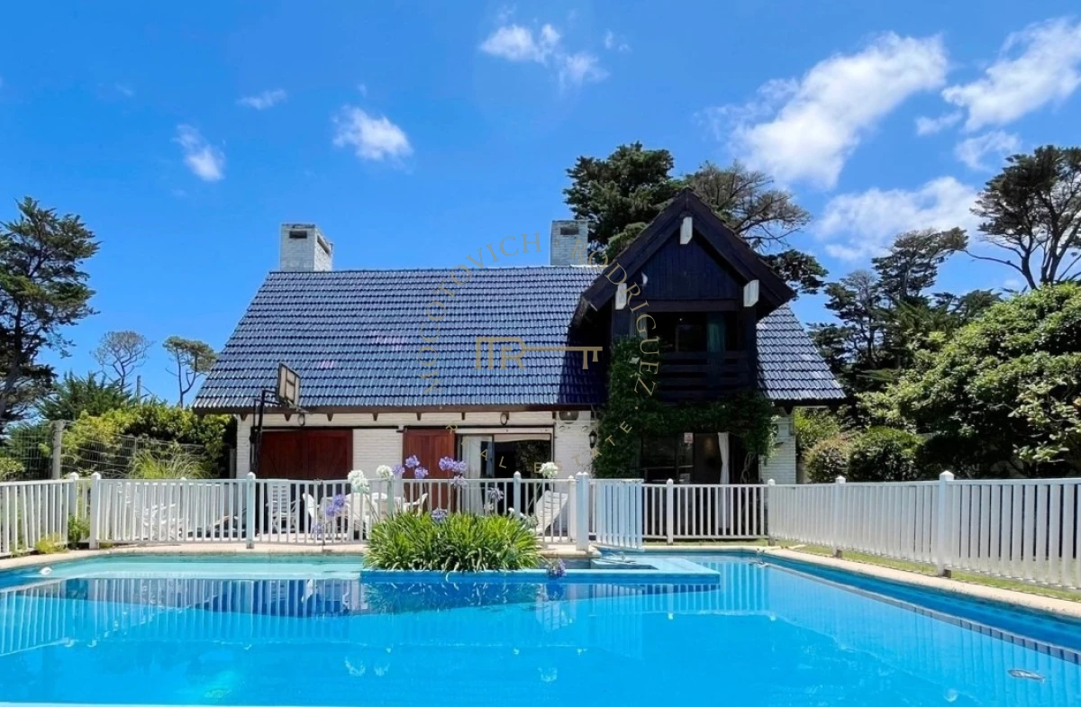 Casa ID.3050 - Casa de 3 dormitorios  y dep. de servicio. Piscina y barbacoa cerca del mar en alquiler temporal. 2026