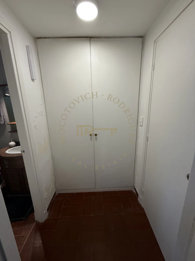 Casa ID.2552 - Casa en alquiler anual de dos dormitorios y dependencia de servicio. Punta del Este. 
