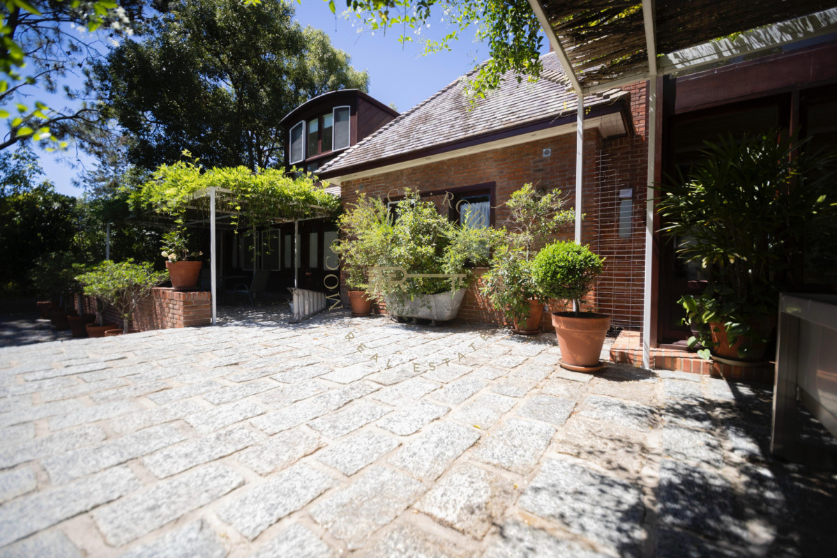 Casa ID.4210 - Importante casa en venta en barrio Golf Punta del Este. 5 dormitorios y casa de huéspedes. 