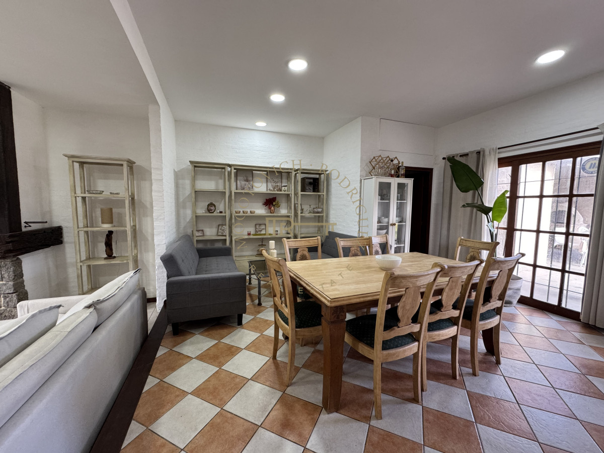 Casa ID.3540 - Casa en alquiler anual 4 dormitorios. Punta del este Maldonado.-