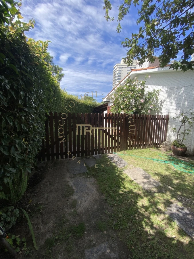 Casa ID.2552 - Casa en alquiler anual de dos dormitorios y dependencia de servicio. Punta del Este. 