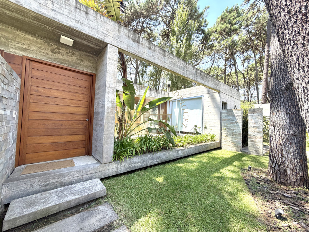Casa ID.4236 - Casa en barrio privado de 4 dormitorios. Alquiler anual. Punta del Este
