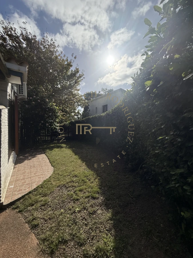 Casa ID.2552 - Casa en alquiler anual de dos dormitorios y dependencia de servicio. Punta del Este. 