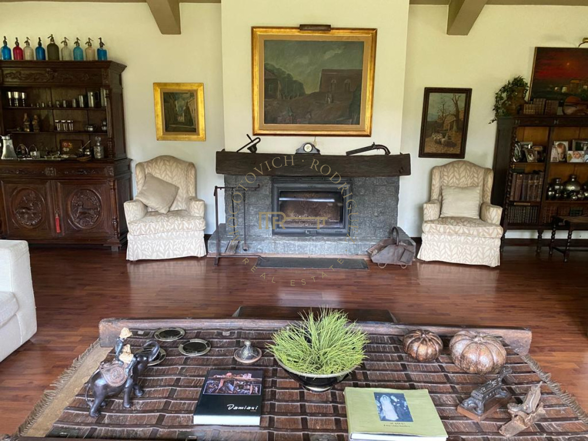 Casa ID.1764 - Importante casa en venta de 5 dormitorios. 