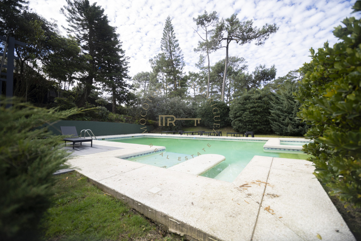 Casa ID.4630 - Casa en venta  9 dormitorios piscina barbacoa y cancha de padel. Punta del Este.