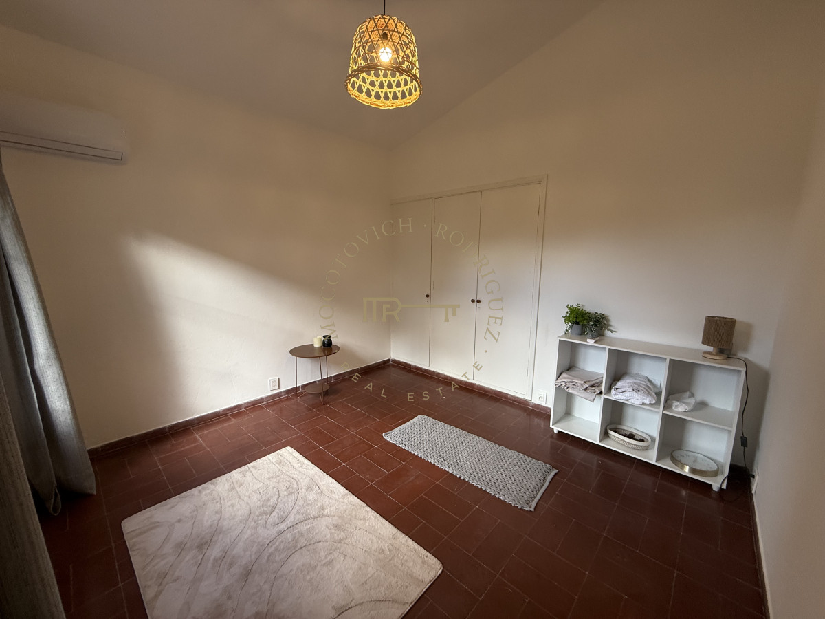 Casa ID.2552 - Casa en alquiler anual de dos dormitorios y dependencia de servicio. Punta del Este. 
