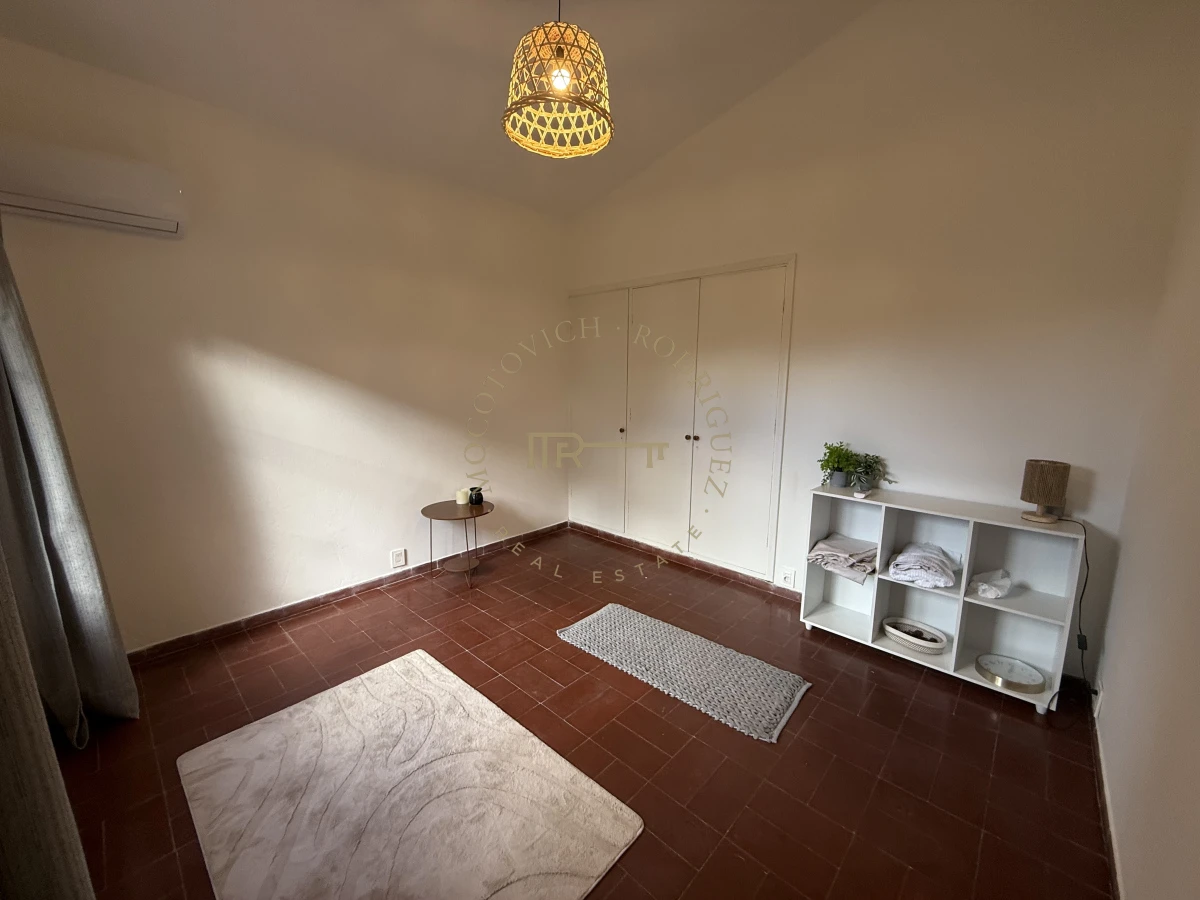 Casa ID.2552 - Casa en alquiler anual de dos dormitorios y dependencia de servicio. Punta del Este. 