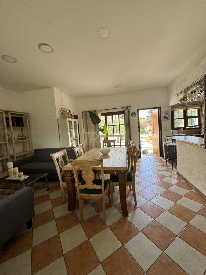 Casa ID.3540 - Casa en alquiler anual 4 dormitorios. Punta del este Maldonado.-