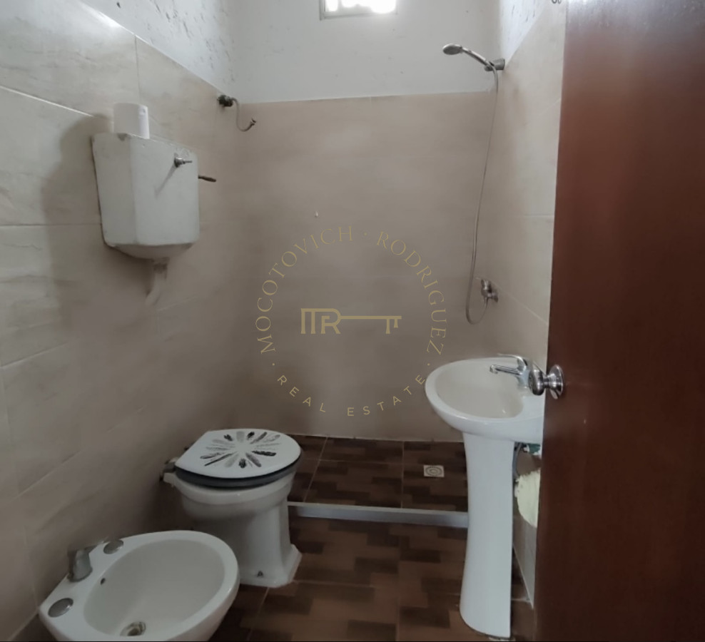 Casa ID.3864 - Casa De 2 Dormitorios + Local Comercial