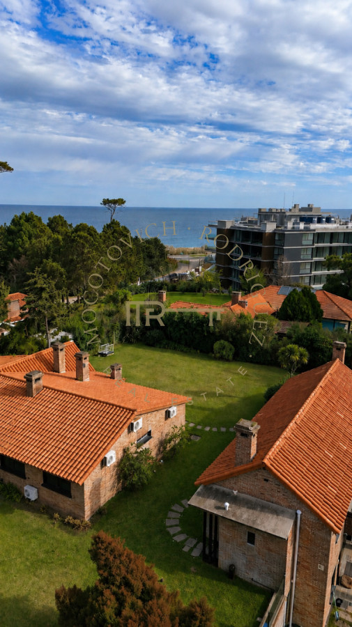 Casa ID.4630 - Casa en venta  9 dormitorios piscina barbacoa y cancha de padel. Punta del Este.