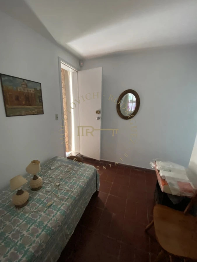 Casa ID.2552 - Casa en alquiler anual de dos dormitorios y dependencia de servicio. Punta del Este. 