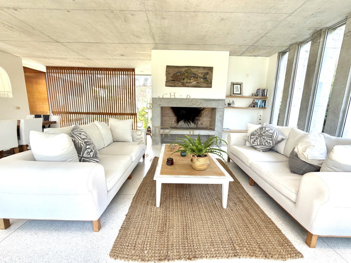 Casa ID.4236 - Casa en barrio privado de 4 dormitorios. Alquiler anual. Punta del Este