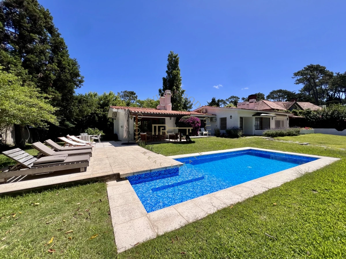 Casa ID.2447 - Hermosa casa de 4 dormitorios con piscina climatizada en alquiler temporal Punta del Este