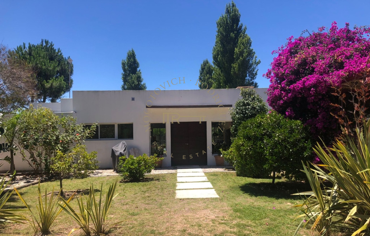 Casa ID.2619 - Casa alquiler anual barrio cerrado. 4 dormitorios piscina, parrillero. 