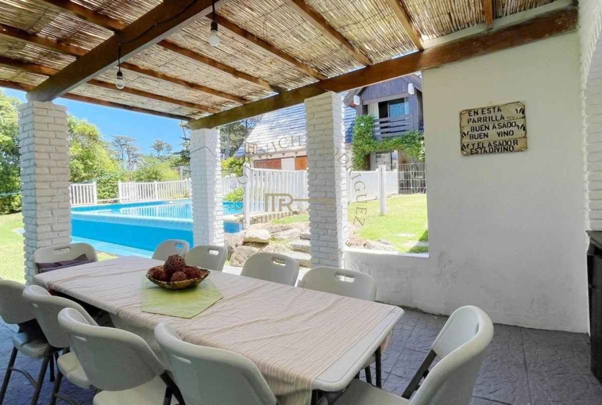 Casa ID.3050 - Casa de 3 dormitorios  y dep. de servicio. Piscina y barbacoa cerca del mar en alquiler temporal. 2026