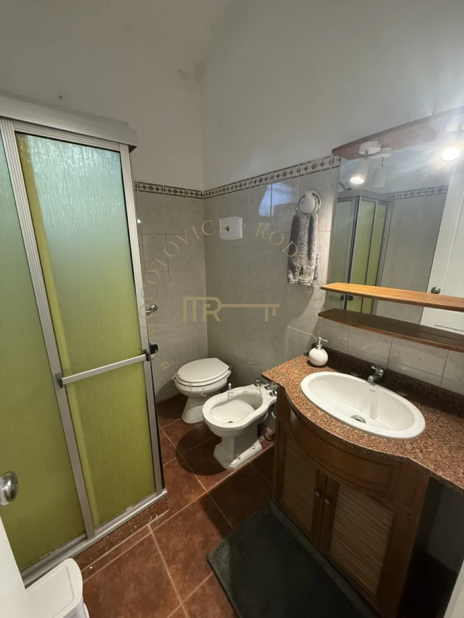 Casa ID.2552 - Casa en alquiler anual de dos dormitorios y dependencia de servicio. Punta del Este. 