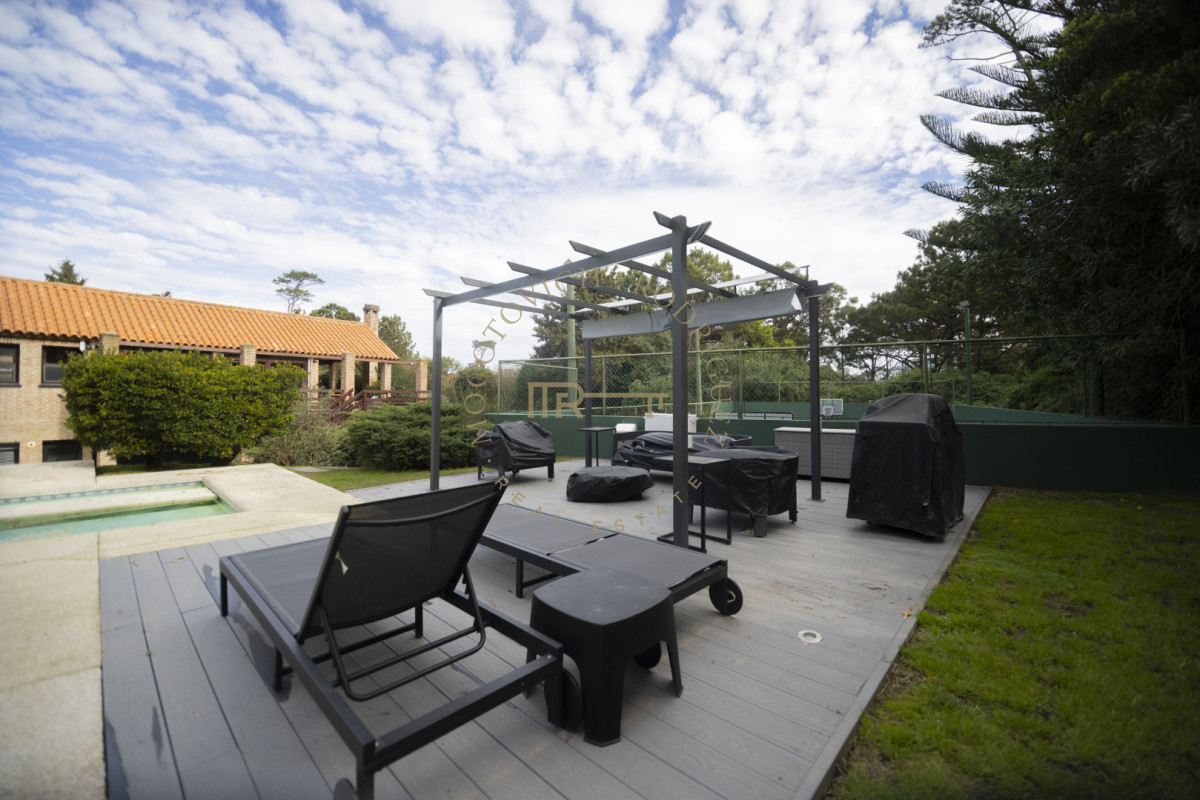 Casa ID.4630 - Casa en venta  9 dormitorios piscina barbacoa y cancha de padel. Punta del Este.