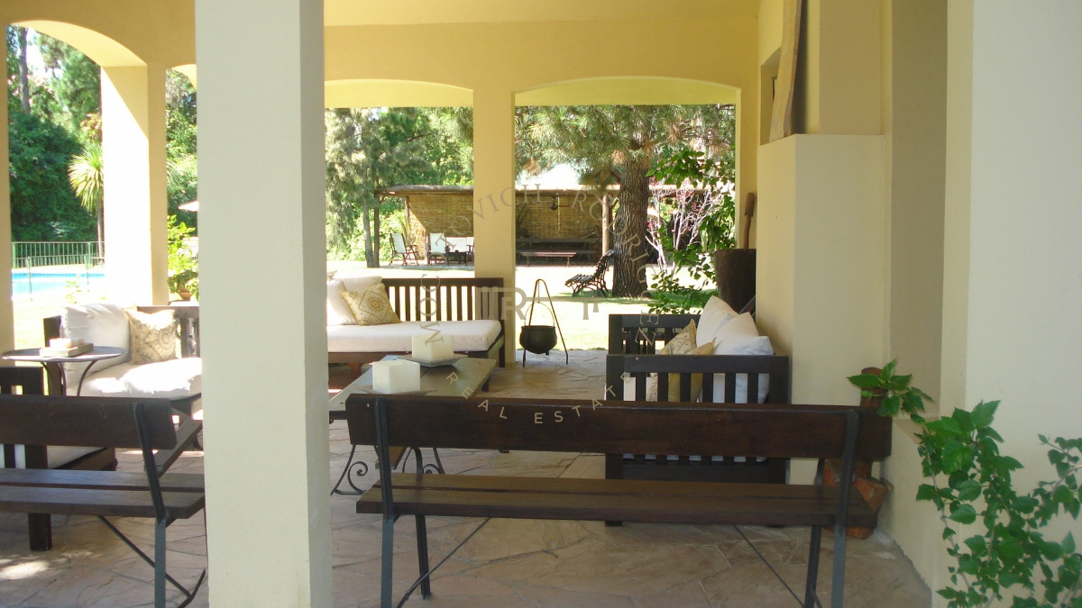 Casa ID.1764 - Importante casa en venta de 5 dormitorios. 