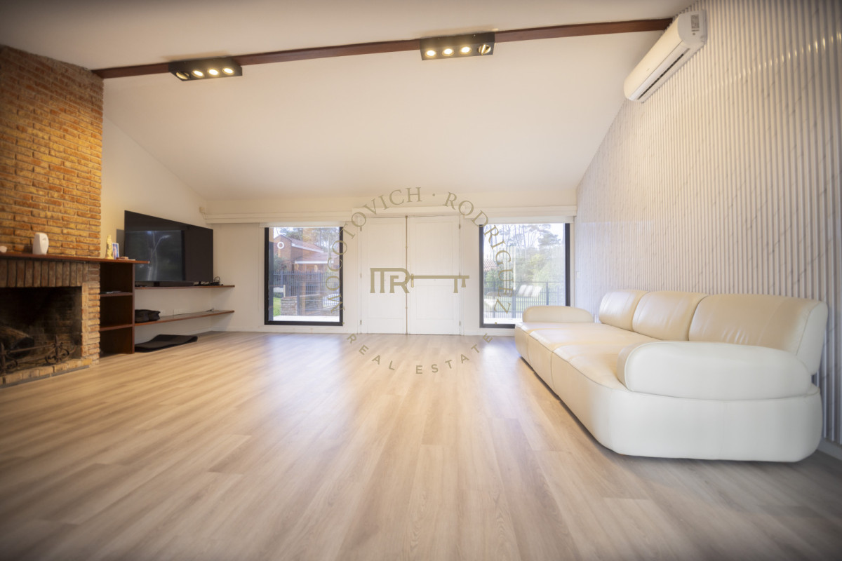 Casa ID.4630 - Casa en venta  9 dormitorios piscina barbacoa y cancha de padel. Punta del Este.