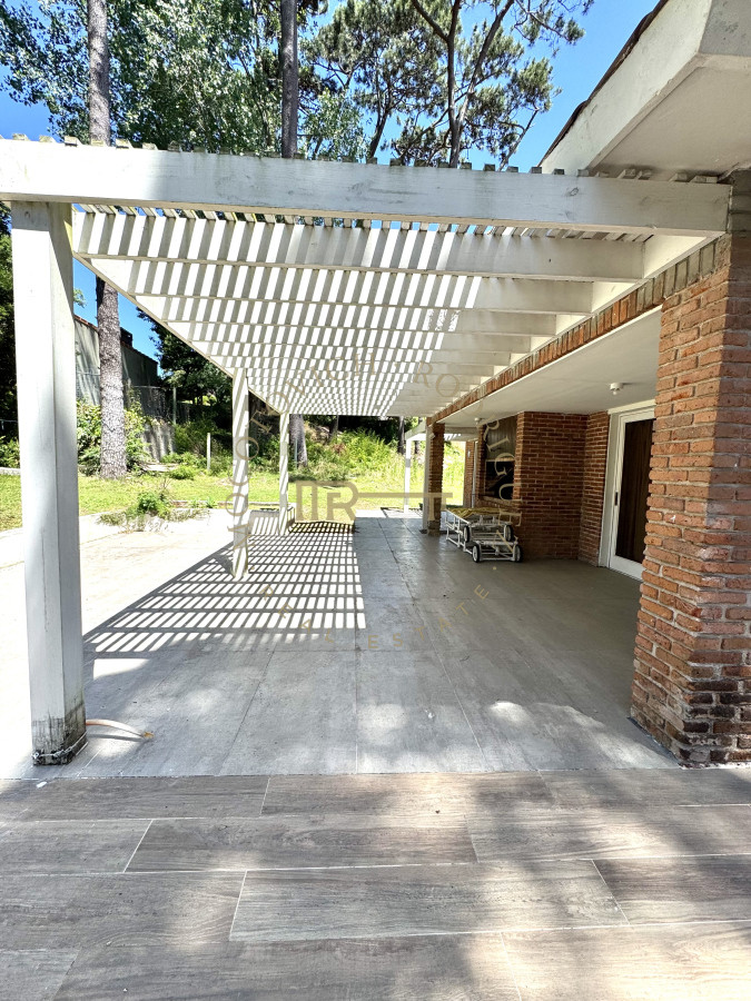 Casa ID.3102 - Casa 4 dormitorios mas dependencia