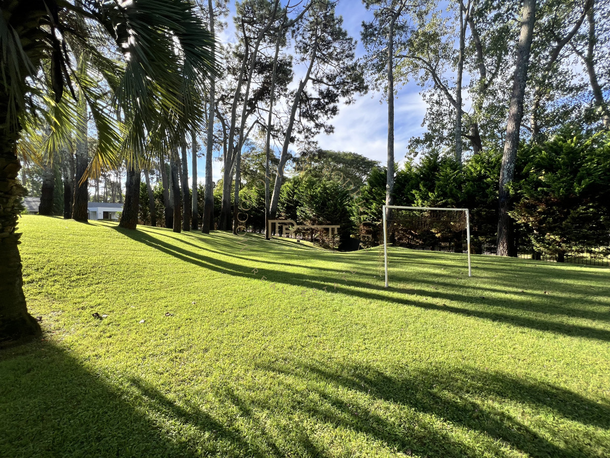 Casa ID.3412 - Exclusiva casa en venta, 5 dormitorios, gran parque, piscina climatizada. 