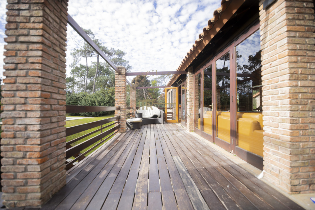 Casa ID.4630 - Casa en venta  9 dormitorios piscina barbacoa y cancha de padel. Punta del Este.