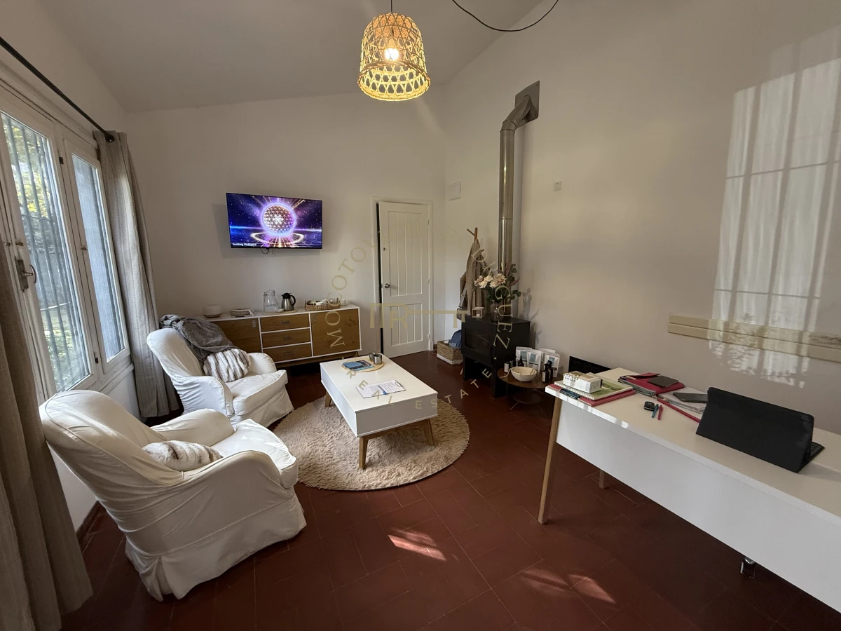 Casa ID.2552 - Casa en alquiler anual de dos dormitorios y dependencia de servicio. Punta del Este. 