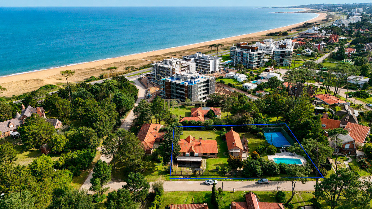Casa ID.4630 - Casa en venta  9 dormitorios piscina barbacoa y cancha de padel. Punta del Este.