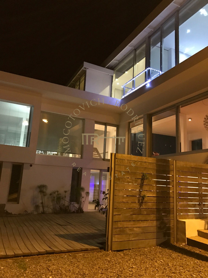 Casa ID.2126 - Espectacular casa en primera linea con vistas panorámicas
