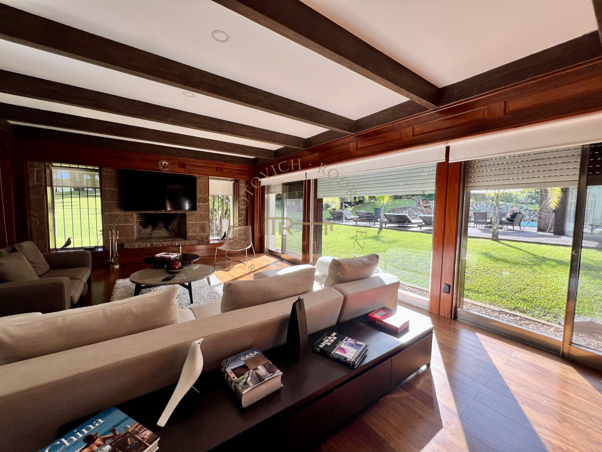 Casa ID.3412 - Exclusiva casa en venta, 5 dormitorios, gran parque, piscina climatizada. 