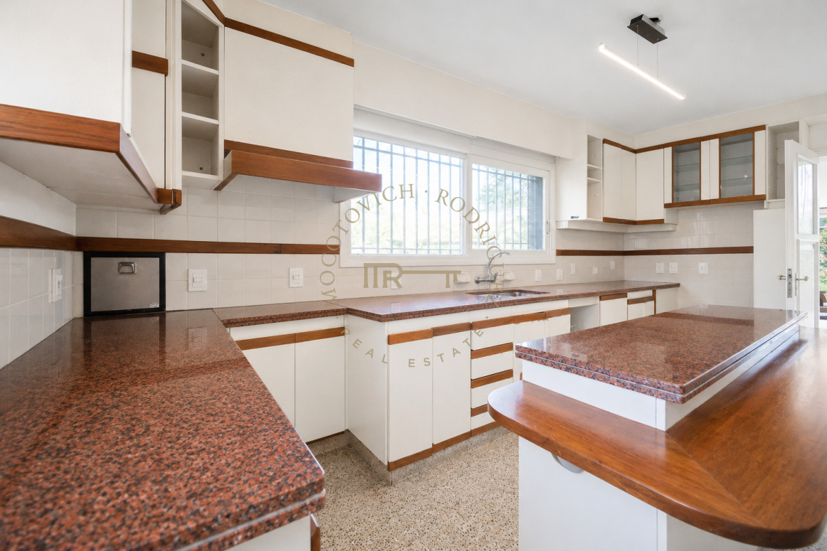 Casa ID.4630 - Casa en venta  9 dormitorios piscina barbacoa y cancha de padel. Punta del Este.