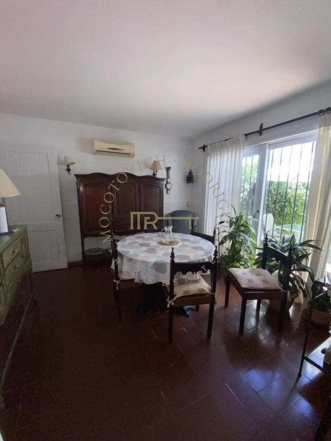 Casa ID.2552 - Casa en alquiler anual de dos dormitorios y dependencia de servicio. Punta del Este. 
