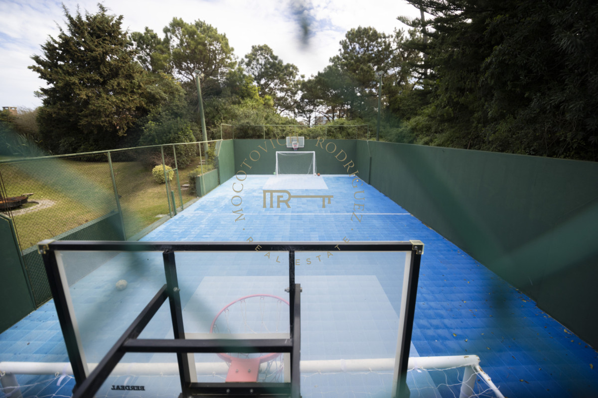 Casa ID.4630 - Casa en venta  9 dormitorios piscina barbacoa y cancha de padel. Punta del Este.