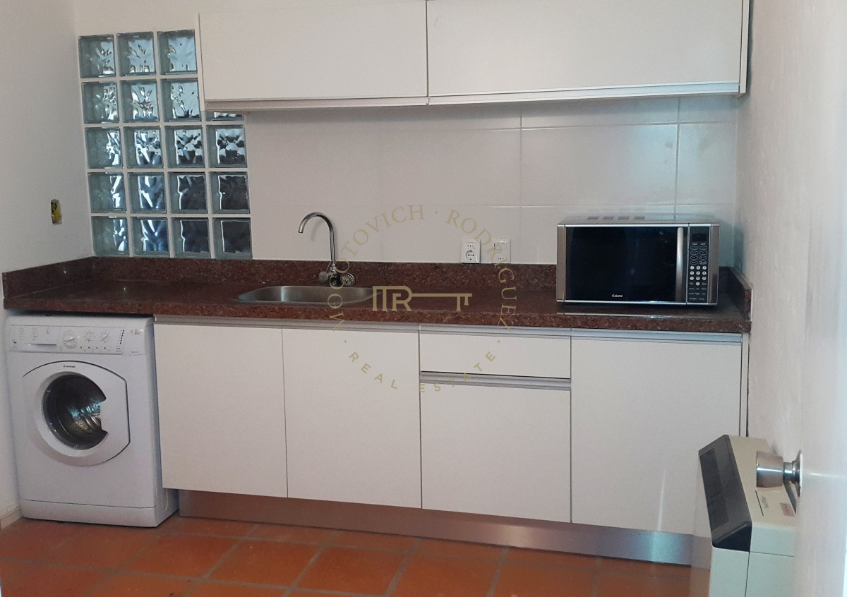 Casa ID.107 - Casa en venta 4 dormitorios, piscina climatizada . Playa mansa. Punta del este.