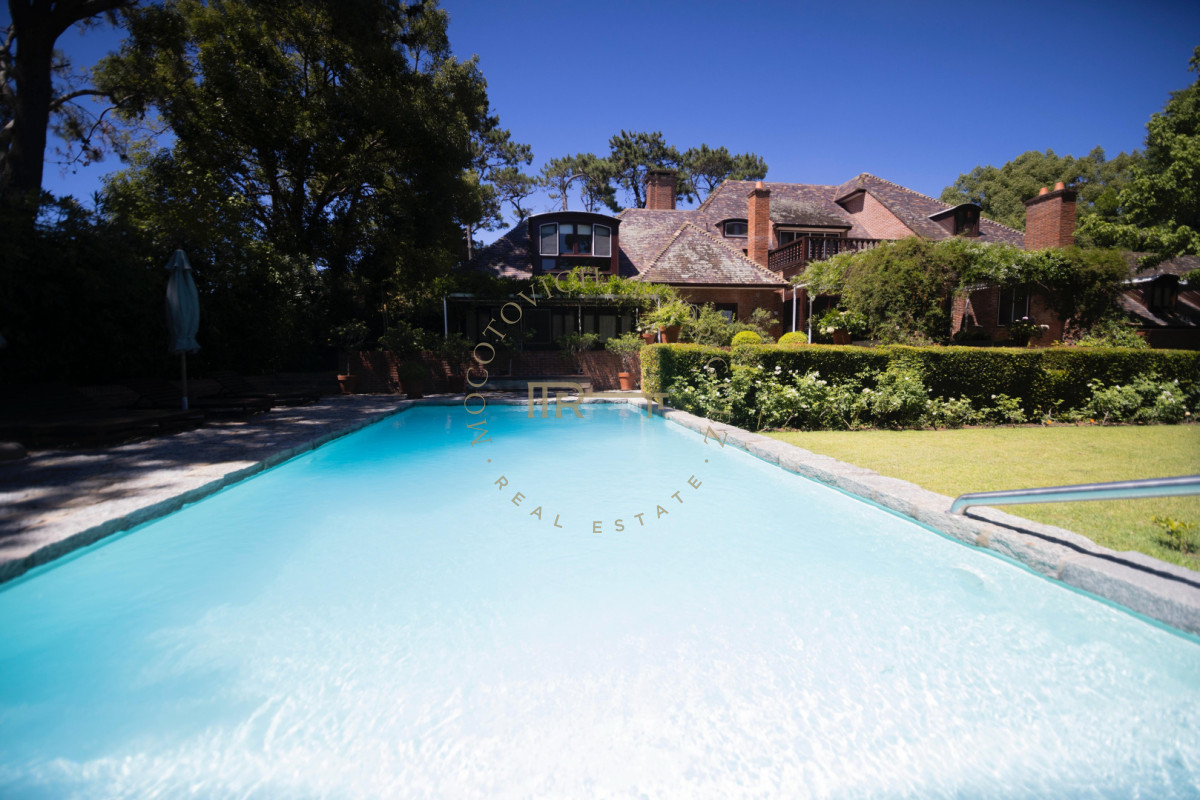 Casa ID.4210 - Importante casa en venta en barrio Golf Punta del Este. 5 dormitorios y casa de huéspedes. 