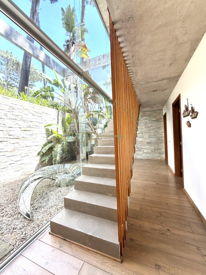 Casa ID.4236 - Casa en barrio privado de 4 dormitorios. Alquiler anual. Punta del Este