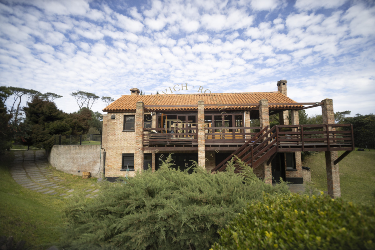 Casa ID.4630 - Casa en venta  9 dormitorios piscina barbacoa y cancha de padel. Punta del Este.