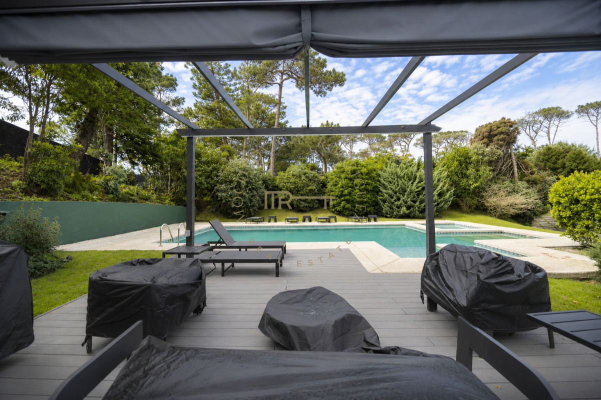 Casa ID.4630 - Casa en venta  9 dormitorios piscina barbacoa y cancha de padel. Punta del Este.