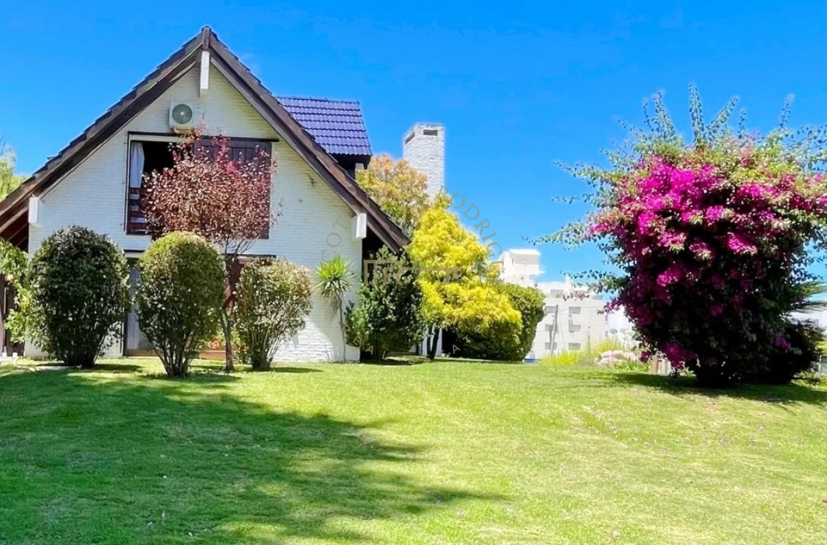 Casa ID.3050 - Casa de 3 dormitorios  y dep. de servicio. Piscina y barbacoa cerca del mar en alquiler temporal. 2026