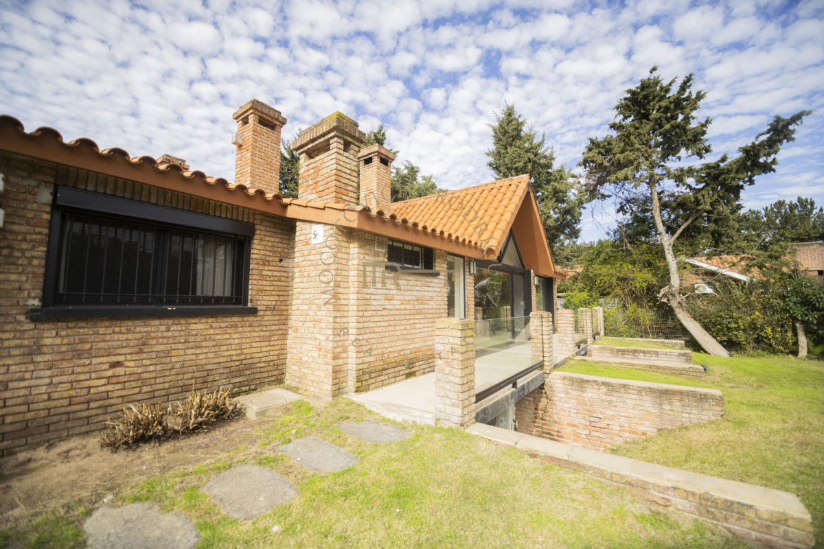 Casa ID.4630 - Casa en venta  9 dormitorios piscina barbacoa y cancha de padel. Punta del Este.