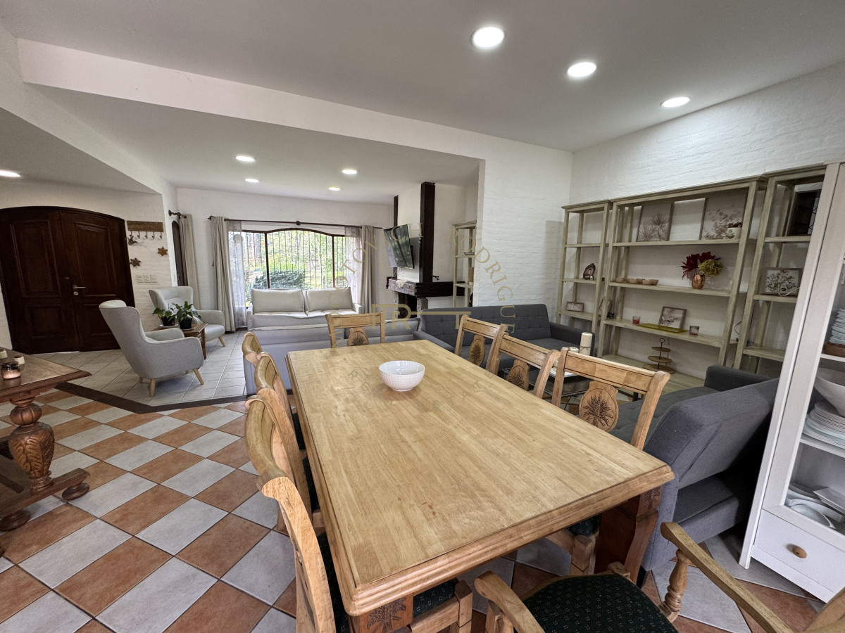Casa ID.3540 - Casa en alquiler anual 4 dormitorios. Punta del este Maldonado.-