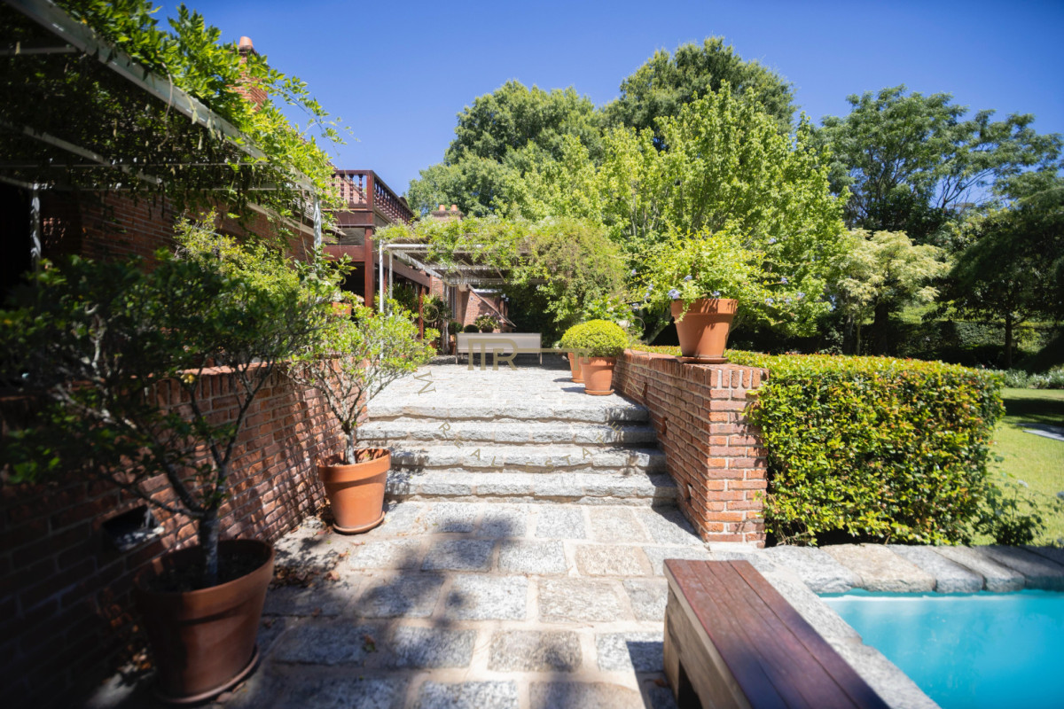 Casa ID.4210 - Importante casa en venta en barrio Golf Punta del Este. 5 dormitorios y casa de huéspedes. 