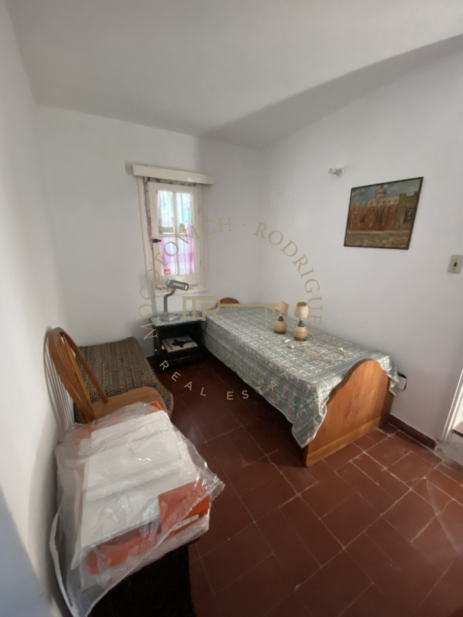 Casa ID.2552 - Casa en alquiler anual de dos dormitorios y dependencia de servicio. Punta del Este. 