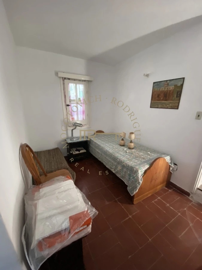 Casa ID.2552 - Casa en alquiler anual de dos dormitorios y dependencia de servicio. Punta del Este. 