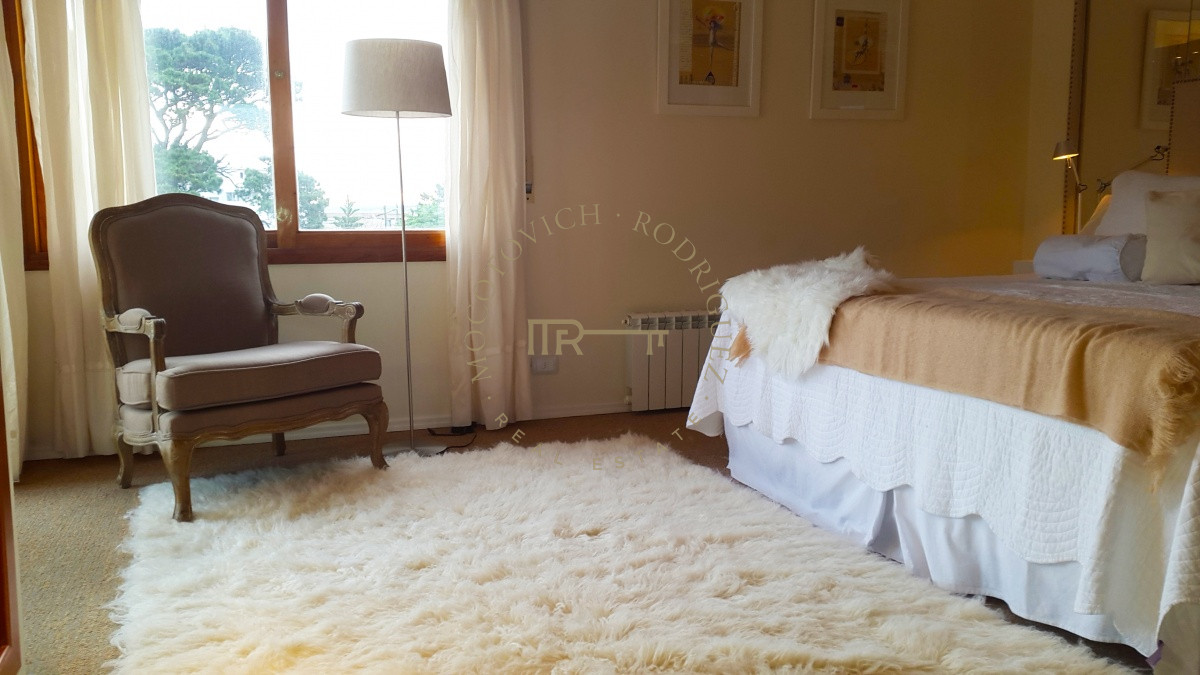 Casa ID.107 - Casa en venta 4 dormitorios, piscina climatizada . Playa mansa. Punta del este.
