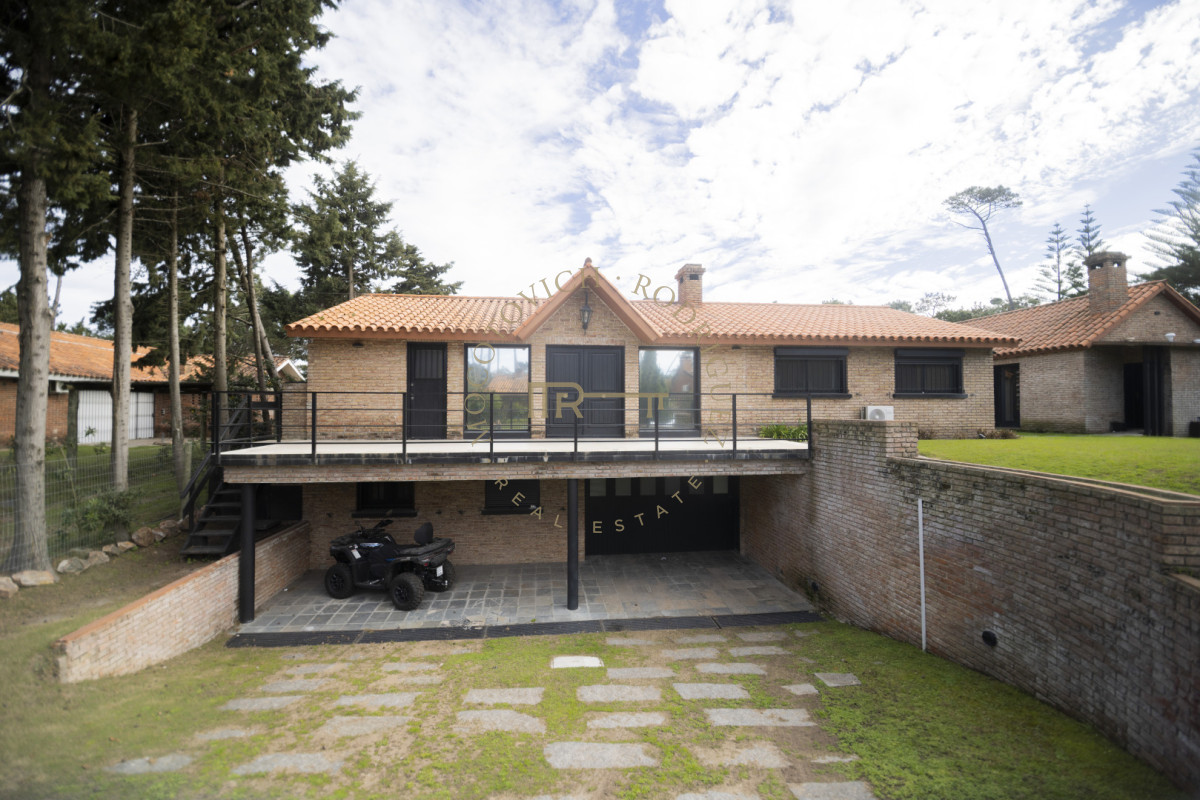 Casa ID.4630 - Casa en venta  9 dormitorios piscina barbacoa y cancha de padel. Punta del Este.