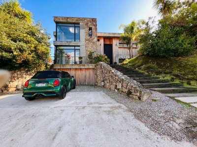 Casa moderna en venta de 4 dormitorios en suite -Barrio Cerrado La Arbolada- Punta del Este.