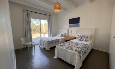 Laguna Escondida Casa en venta de 4 dormitorios en suite y piscina. José Ignacio.