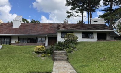Casa  en venta - Cantegril- Punta del Este. 5 dormitorios